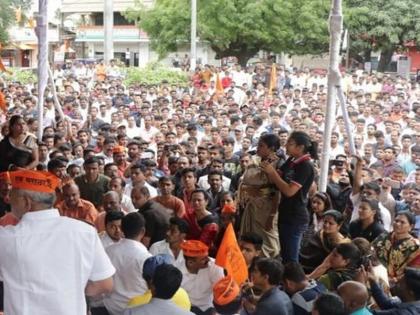 rasika shinde took mike and maratha people silent in nashik maratha agitation | शिवछत्रपतींच्या मावळ्यांना हे शोभेल काय, तिने माईक हातात घेताच जमाव शांत...