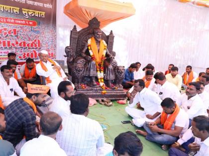 Indefinite chain hunger strike begins in Wadala solapur; decision to ban villages to MLAs maratha reservation protest | वडाळा येथे बेमुदत साखळी उपोषणनाला सुरुवात; आमदारांना गाव बंदी करण्याचा एकमुखी निर्णय