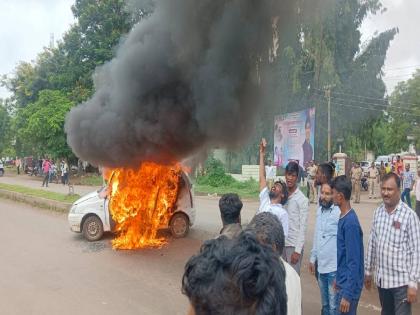 Maratha reservation Youth set fire to car in Umargya Tribute rally | मराठा आरक्षण! उमरग्यात तरूणांनी कार पेटविली; श्रध्दांजली रॅली,‘किसन माने अमर रहे’च्या घोषणा