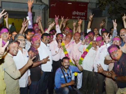 Natura Parishad election Solapur: The winning sound of the Natraj panel! | नाट्य परिषद निवडणूक सोलापूर : नटराज पॅनलचा दणदणीत विजय !