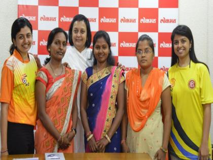 Tribal women to participate in Mumbai Marathon | मुंबई मॅरेथॉनमध्ये धावणार आदिवासी महिला