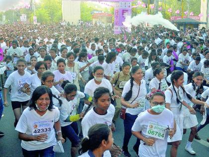 Break the bias, women marathon held in nagpur with the message of equality | ब्रेक द बायस.. समानतेचा संदेश घेऊन धावली नारीशक्ती!