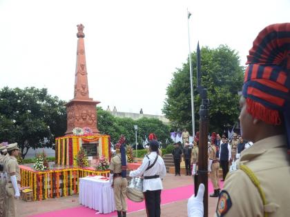 Let's do the job of liberating Marathwada from backwardness: Chief Minister | Marathawada Muktisangram Din : मराठवाड्याला मागासलेपणापासून मुक्ती देण्याचे काम करू : मुख्यमंत्री 