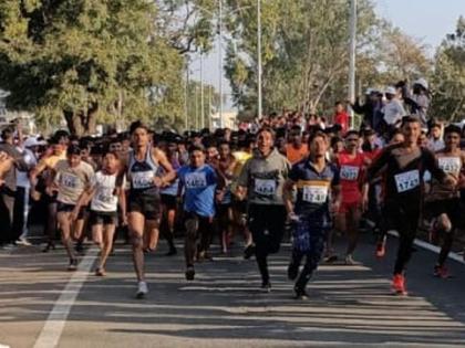 Marathwada contestants, including Vidarbha, ran marathons | मॅरेथॉनमध्ये धावले विदर्भासह मराठवाडयातील स्पर्धक