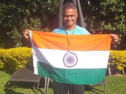 Nitin Chaudhary won marathon in South Africa | नितीन चौधरींनी दक्षिण आफ्रिकेतील मॅरेथॉन स्पर्धेत फडकवला भारताचा झेंडा