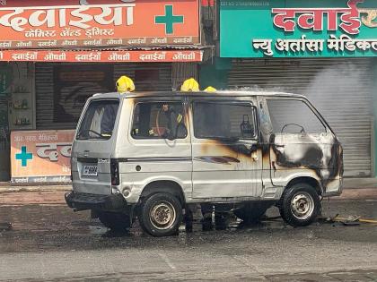 The car caught fire in Medical Chowk! Prediction of 'short circuit' | मेडिकल चौकात कार पेटली! ‘शाॅर्टसर्कीट’चा अंदाज