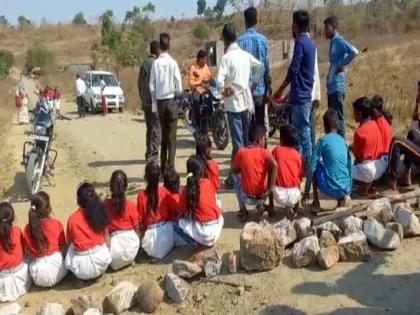 Students block the road in the sun to take action against the teachers who absent all the time | दांडी बहाद्दर शिक्षकांवर कारवाईसाठी विद्यार्थ्यांचा भर उन्हात रास्ता रोको