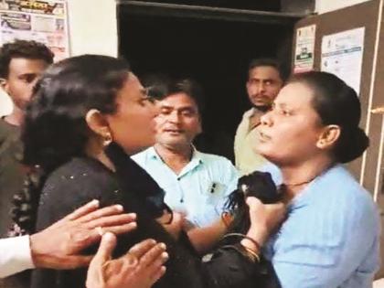 Shocking! Female police officer beaten up in police station; Incident in Bidkin | धक्कादायक! कर्तव्यावर असलेल्या महिला पोलिस कर्मचाऱ्यास ठाण्यातच मारहाण Shocking! Female police officer beaten up in police station; Incident in Bidkin | धक्कादायक! कर्तव्यावर असलेल्या महिला पोलिस कर्मचाऱ्यास ठाण्यातच मारहाण