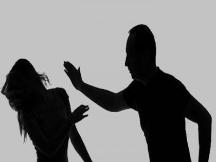 Love marriage spolied; Man having affair with another woman and beating his wife | प्रेमविवाहाचा खेळखंडोबा; स्वत:चे दुसरीसोबत ‘अफेअर’ अन् पत्नीवरच संशय घेत मारहाण Love marriage spolied; Man having affair with another woman and beating his wife | प्रेमविवाहाचा खेळखंडोबा; स्वत:चे दुसरीसोबत ‘अफेअर’ अन् पत्नीवरच संशय घेत मारहाण