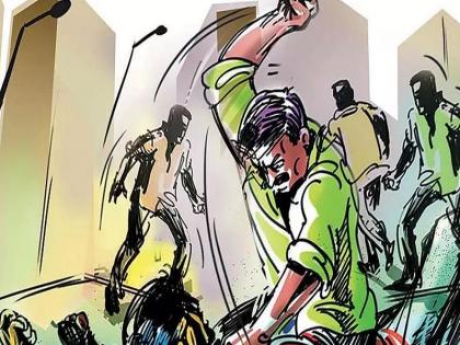 a woman was beaten by mob In Pakistan on Independence Day | एकीकडे अफगाणिस्तानात महिलांवर अत्याचार, तर दुसरीकडे पाकिस्तानात महिलेचे कपडे फाडत जमावाकडून बेदम मारहाण