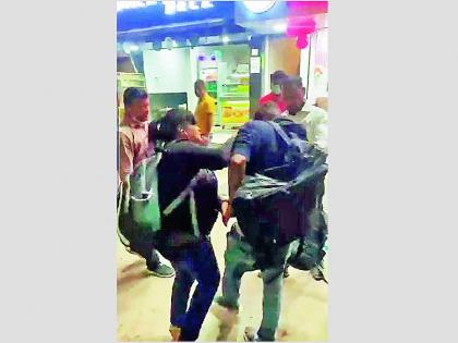 man beaten up by woman for eve-teasing on road, video viral | छेड काढणाऱ्या पुरुषाला महिलेने बदडले, व्हिडीओ व्हायरल