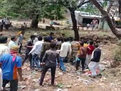 Beating the village servant who went to remove the encroachment; Cases have been registered against 9 persons | अतिक्रमण काढण्याकरिता गेलेल्या ग्रामसेवकाला मारहाण; ९ जणांवर गुन्हे दाखल 