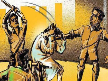 four men beats a man over old dispute in devri gondia | घरी सोडून देतो म्हणून दुचाकीवर बसविले अन् बसस्थानकावर नेऊन झोडपले