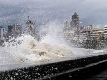 Pre-monsoon showers in Mumbai, waves hit the shore | मान्सूनपूर्व पावसाचा मुंबईत शिडकावा, किनाऱ्यावर लाटांच्या धडका