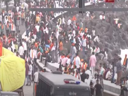 Manoj Jarange Patil Andolan Update: "Don't risk your life"! Hundreds of Maratha protesters descend on the rocks on the beach at Marine Drive | "जीव धोक्यात घालू नका"! मरीन ड्राईव्हवर शेकडो मराठा आंदोलक समुद्रकिनारी खडकांवर उतरले Manoj Jarange Patil Andolan Update: "Don't risk your life"! Hundreds of Maratha protesters descend on the rocks on the beach at Marine Drive | "जीव धोक्यात घालू नका"! मरीन ड्राईव्हवर शेकडो मराठा आंदोलक समुद्रकिनारी खडकांवर उतरले
