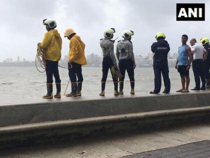 One of the 2 men who drowned at Marine Drive declared dead | मरिन ड्राईव्हजवळ बुडालेल्या दोघांपैकी एकाचा मृत्यू; दुसऱ्याचा शोध सुरू