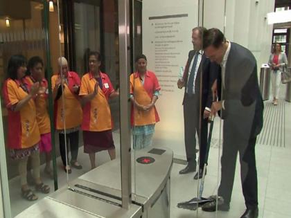 netherlands pm mark rutte cleans coffee drop from floor | पंतप्रधान जेव्हा कॉफी सांडलेली लादी स्वत:च स्वच्छ करतात तेव्हा...