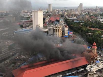 fire at mumbais crawford market 8 fire tenders present at the spot | मुंबईतील क्रॉफर्ड मार्केटमध्ये आग; अग्निशमन दलाच्या ८ गाड्या घटनास्थळी