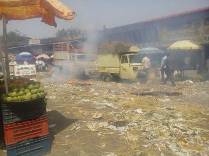 Fireworks in marketyard ; waste got fire | मार्केट यार्डमधील फळबाजारात फटाक्यांची आतषबाजी ; बाजारातील कचऱ्याने घेतला पेट