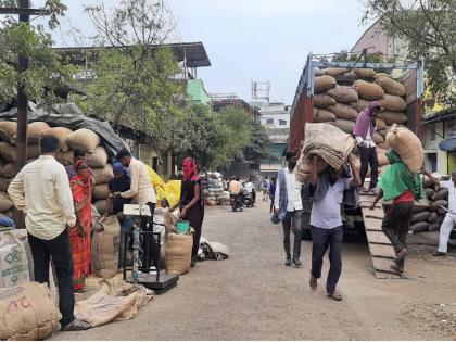 Soybean rate stuck at 5,500; Farmers' goods stopped at home! | सोयाबीन दर ५,५०० वर अडला; शेतकऱ्यांचा माल घरातच थांबला!