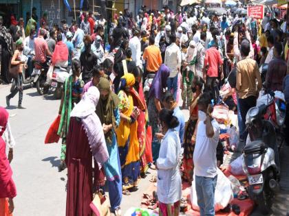 Locked down from tomorrow, the rush for shopping in Nashik | उद्यापासून लॉक डाऊन, नाशकात खरेदीसाठी उसळली गर्दी