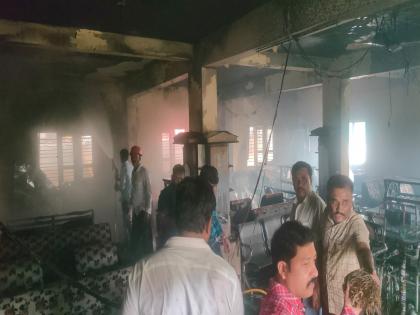 Massive fire breaks out in a company in Islampur Market Yard Loss of lakhs | Sangli: इस्लामपुरात मार्केट यार्डमधील एका कंपनीत भीषण आग; लाखोंचे नुकसान Massive fire breaks out in a company in Islampur Market Yard Loss of lakhs | Sangli: इस्लामपुरात मार्केट यार्डमधील एका कंपनीत भीषण आग; लाखोंचे नुकसान