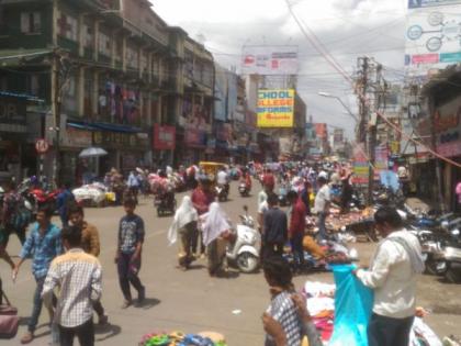 Charges for purchase in Nashik market | नाशिक बाजारपेठेत खरेदीसाठी शुल्क, कोरोनामुळे गर्दीवर नियंत्रणासाठी प्रयोग