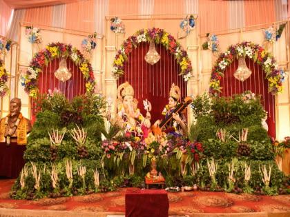 Sharda Gajanana array of leafy vegetables in the market yard Sri gabhara was decorated with around 10 thousand stones | मार्केटयार्डातील शारदा गजाननाला पालेभाज्यांची आरास; तब्बल १० हजार गड्ड्यांनी सजला श्रींचा गाभारा