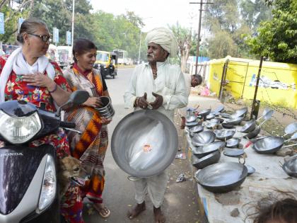 Larger footpath market in Solapur city | सोलापूर शहरात बहरतंय फूटपाथ मार्केट