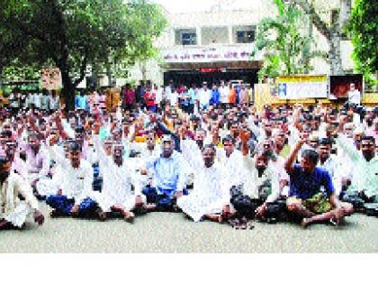 Seeing the unauthorized construction, they went to the streets of Sangli and killed them | ते अनधिकृत बांधकाम पाहून सांगलीतील हमालांनी मारला रस्त्यावरच ठिय्या