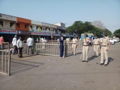 Police imposed discipline on Sangli fruit market | सांगलीत फळ मार्केटला पोलिसांनी लावली शिस्त