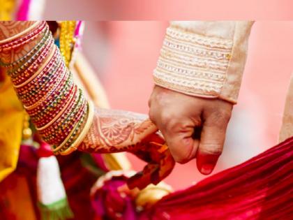 A teacher fell in love with an 18-year-old student and married her | १८ वर्षाच्या विद्यार्थीनीच्या प्रेमात पडले शिक्षक; केले लग्न, आणि मग...