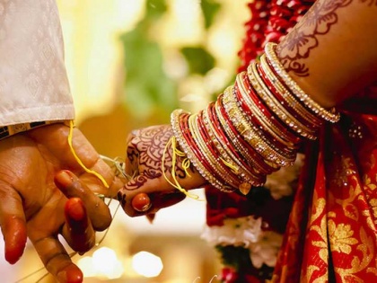 Thieves lump mobile phones at International cricketer Soumya Sarkar's weddings ceremony BKP | आंतरराष्ट्रीय क्रिकेटपटूच्या लग्नात चोरांचे विघ्न, मोबाईल केले लंपास, नातेवाईकांना मारहाण