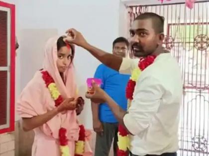 Relatives kept protesting outside, police arranged the wedding in the police station, police became the groom and... | नातेवाईक बाहेर करत राहिले विरोध, पोलिसांनी ठाण्यात लावून दिलं लग्न, पोलीसच बनले वऱ्हाडी आणि... Relatives kept protesting outside, police arranged the wedding in the police station, police became the groom and... | नातेवाईक बाहेर करत राहिले विरोध, पोलिसांनी ठाण्यात लावून दिलं लग्न, पोलीसच बनले वऱ्हाडी आणि...