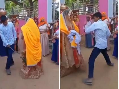 Viral video : Brother in law beats up sister in law during marriage ritual funny video goes viral | VIDEO : रिवाजानुसार छडीने हळूहळू मारता मारता दिराने खरंच नव्या वहिनीची केली धुलाई, नवरदेव पेटला आणि....