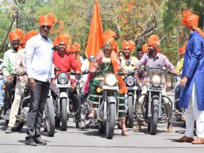 girl marriage miravnuk on bullet motorcycle | लेक लाडकी त्या घरची....काढली वरात '' बुलेट '' वरची... 