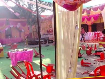 farrukhabad wedding breaks when groom friends did not get hot rotis | अरे देवा! लग्नात गरमागरम चपाती न मिळाल्याने तुफान राडा; फेकल्या खुर्च्या, झाली हाणामारी