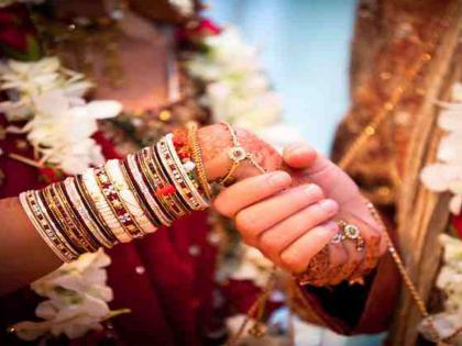 eight couples gets married in just one rupee | ना दिखावा, ना बडेजाव; आठ जोडपी अवघ्या एक रुपयात अडकली विवाह बंधनात 