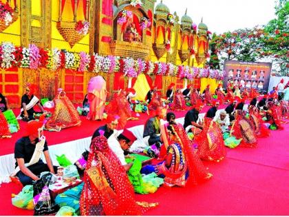  29 Unique marriages in royal colors in the city | २९ जोडप्यांच्या जुळल्या रेशीमगाठी अभूतपूर्व प्रतिसाद : शहरात रंगला शाही सामुदायिक विवाह सोहळा