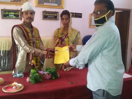 Groom- bride walking to the wedding; Registration of marriage in the Gram Panchayat | घोडा-गाडीचा थाट नाही; नवरदेव, नवरी चालत पोहोचले लग्नाला; ग्रामपंचायतमध्ये केला नोंदणी विवाह