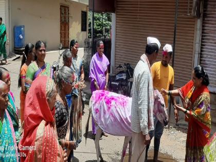 A frog wedding, a donkey drawn procession with bells; A unique tradition in this village for rain | Kolhapur News- बेडकाचे लावले लग्न, गाढवावरून काढली वाजत गाजत मिरवणूक; पावसासाठी 'या' गावात अनोखी परंपरा