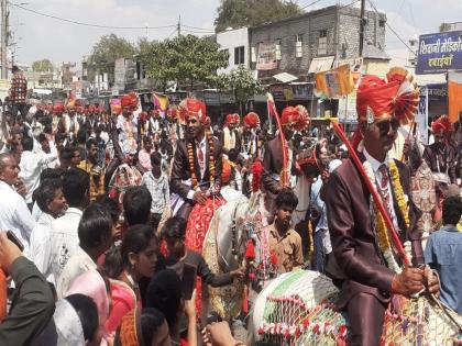 Madhya Pradesh Tribal dances, camel-horses also danced; A unique marriage of 101 bridegrooms started in the city | आदिवासी नृत्य, उंट-घोडेही नाचले; शहरात निघाली 101 नवरदेवांची अनोखी वरात...