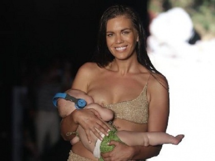 Model Mara Martin breastfeeds her baby as she walks the ramp | मुलीला स्तनपान करत मॉडेल मारा मार्टिनने केला रॅम्पवॉक