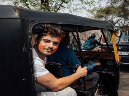 World famous DJ Martin Garrix's rickshaw ride in Pune; Happy Holi photo shared | Martin Garrix: जगप्रसिद्ध डीजे मार्टिन गॅरीक्सची पुण्यात रिक्षातून सफर; होळीच्या शुभेच्छा देत फोटो केला शेअर