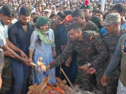 Martyr Praveen Janjal of Morgaon Yethis of Akola was cremated with state honors. | अकोल्याच्या मोरगाव येथील शहिद प्रवीण जंजाळ यांच्यावर शासकीय इतमामात अंत्यसंस्कार