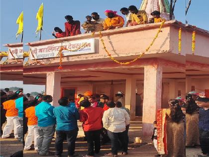 A priest throws children down from a temple in Masalwadi village of Sangli district | बापरे..! पुजारी मंदिरावरुन मुलांना फेकतो खाली, सांगलीतील 'या' गावातील अघोरी प्रकार- video