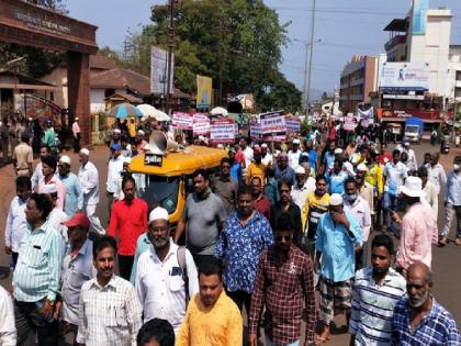 Repeal the oppressive provisions of the Fisheries Act, From Mirkarwada Jetty to Ratnagiri District Collector's Office Morcha | मासेमारी कायद्यातील जाचक अटी रद्द करा, पर्ससीनधारक मच्छिमारांच्या घाेषणांनी रत्नागिरी दणाणली