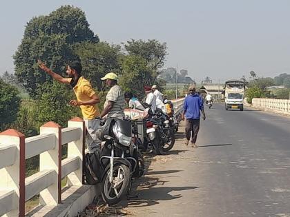 Fishing from Krishna river bridge between Shirwade Taswade risking lives, obstructing traffic | जीव धोक्यात घालून शिरवडे-तासवडे दरम्यान कृष्णा नदी पुलावरुन मासेमारी, वाहतुकीस अडथळा