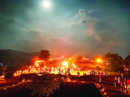 Govindgad lit up with torches | मशालींच्या प्रकाशझोतात उजळून निघाला गोविंदगड