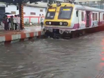 Heavy rains on Monday caused the Central Railway tracks to be submerged in water | ‘त्या’मुळेच रुळांवर साचले पाणी : मध्य रेल्वे Heavy rains on Monday caused the Central Railway tracks to be submerged in water | ‘त्या’मुळेच रुळांवर साचले पाणी : मध्य रेल्वे